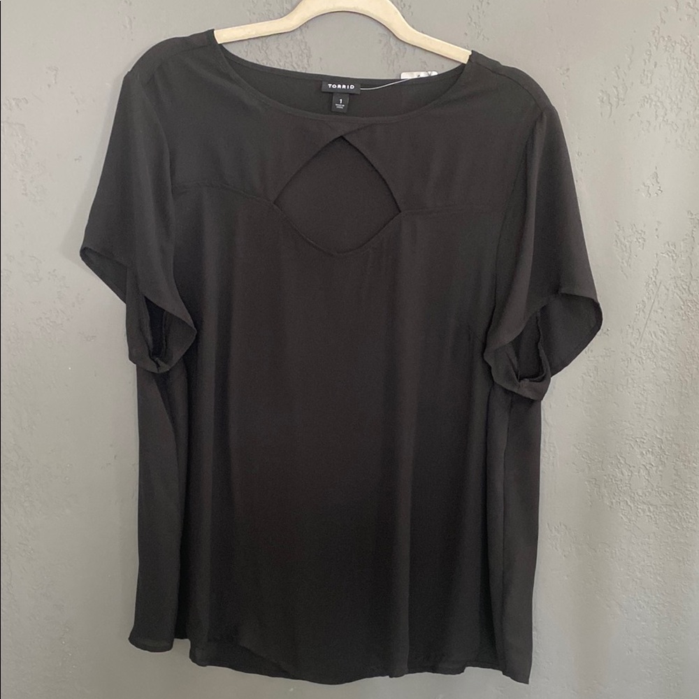NWT Torrid Black Short Sleeve Twist Key Hole Front Top Blouse Shirt